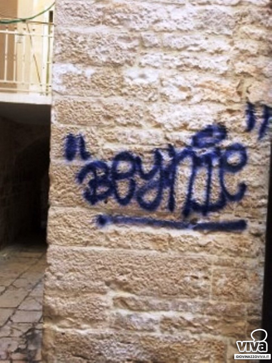 La scritta in vico Arco Cattese