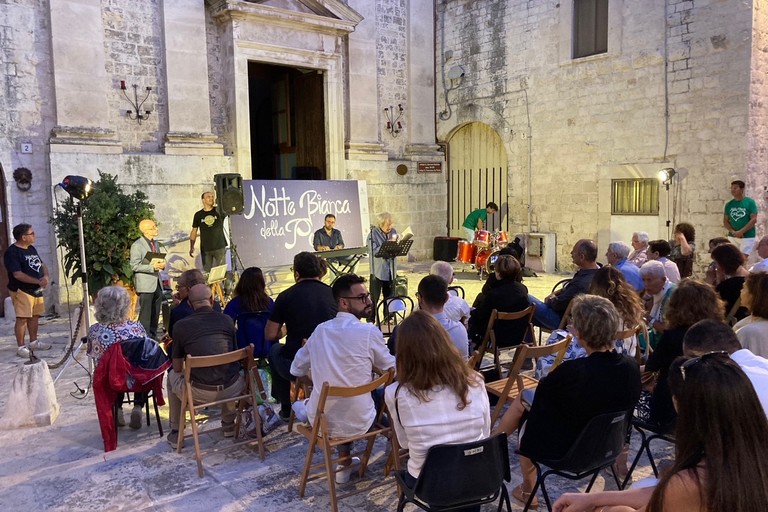 Una Notte Bianca della Poesia ricca della bellezza di versi e note