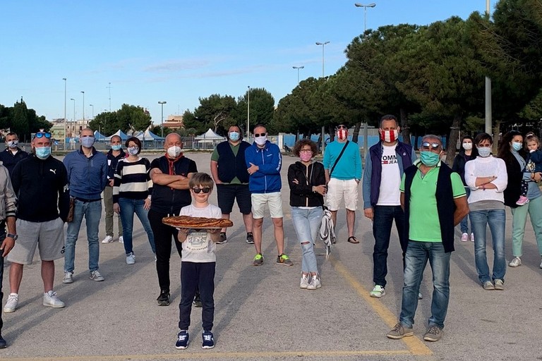 La riunione all'area mercatale. <span>Foto I Nipoti della Nonna</span>