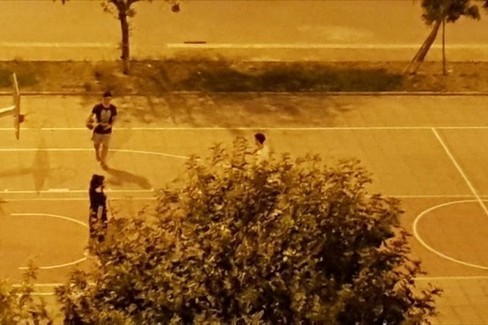 Ragazzi giocano a basket