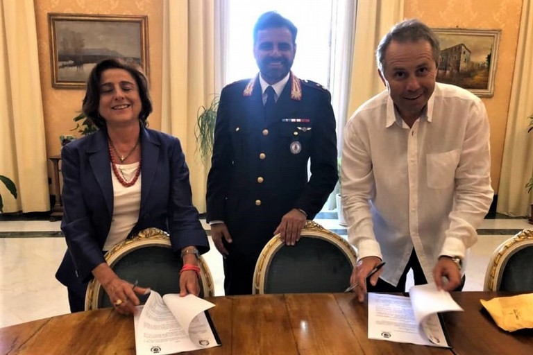 La firma in Prefettura
