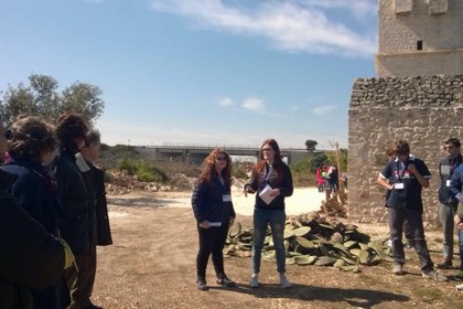 Giovani guide presso Torre delle Pietre Rosse