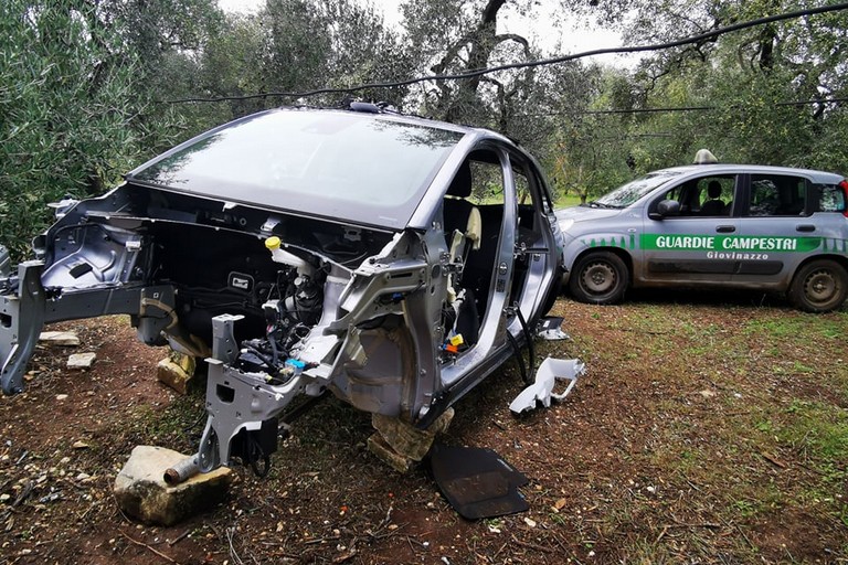 La Opel Crossland X cannibalizzata in località Peragineto