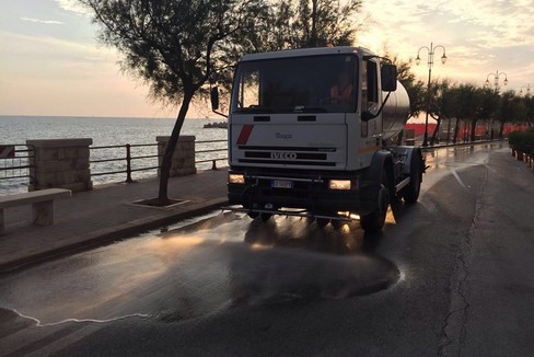 Il lavaggio delle strade di Giovinazzo