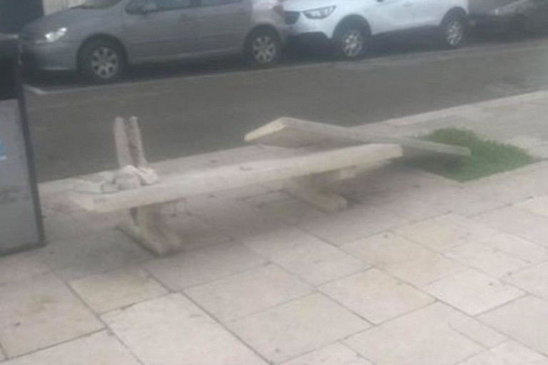 La panchina distrutta in piazza Porto