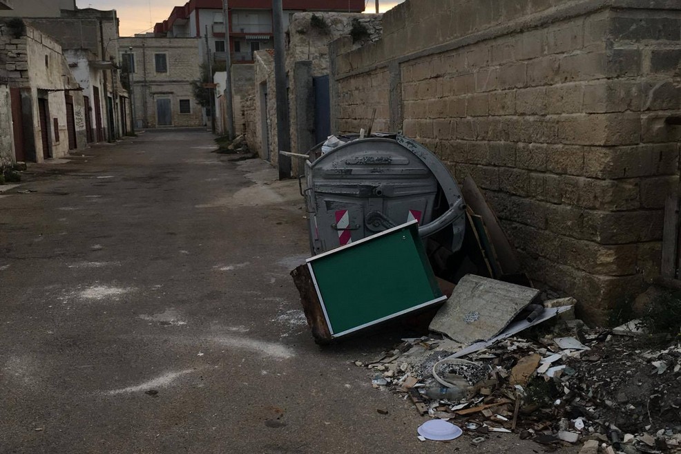 Rifiuti abbandonati in via Marzella
