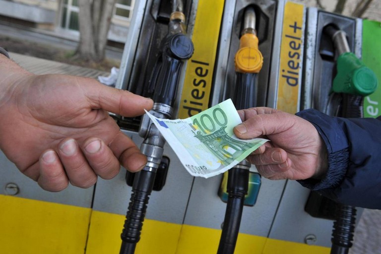 Carburante, prezzi alle stelle