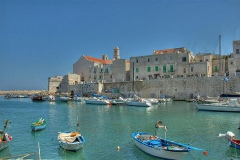 La cattedrale con il porticciolo
