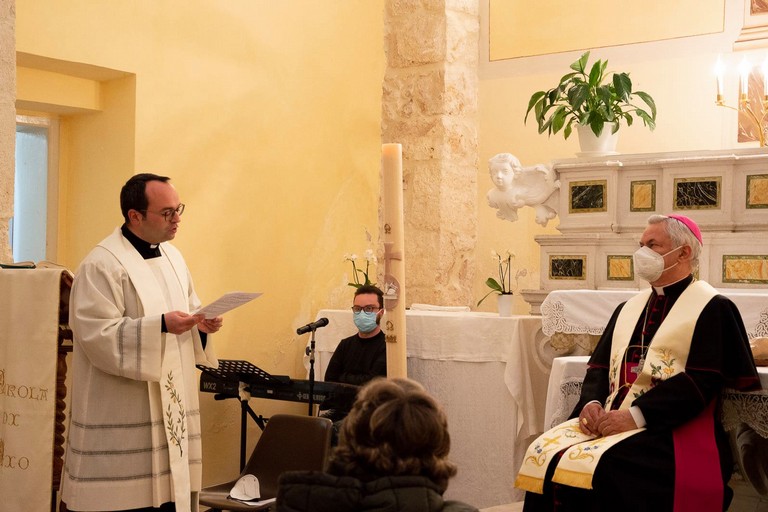 don Luigi saluta Mons. Cornacchia