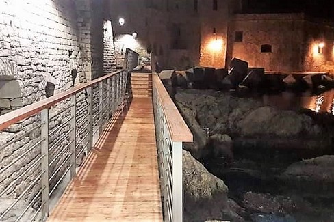 La passerella posta tra il centro storico e Levante