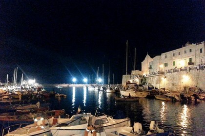 Cala Porto con l'illuminazione artificiale