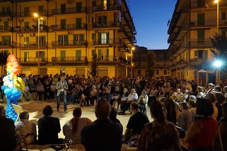 Tommaso Depalma in piazzetta Cairoli due sere fa