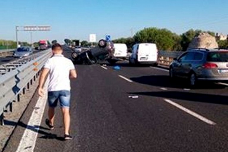 L'incidente avvenuto lungo la strada statale 16 bis