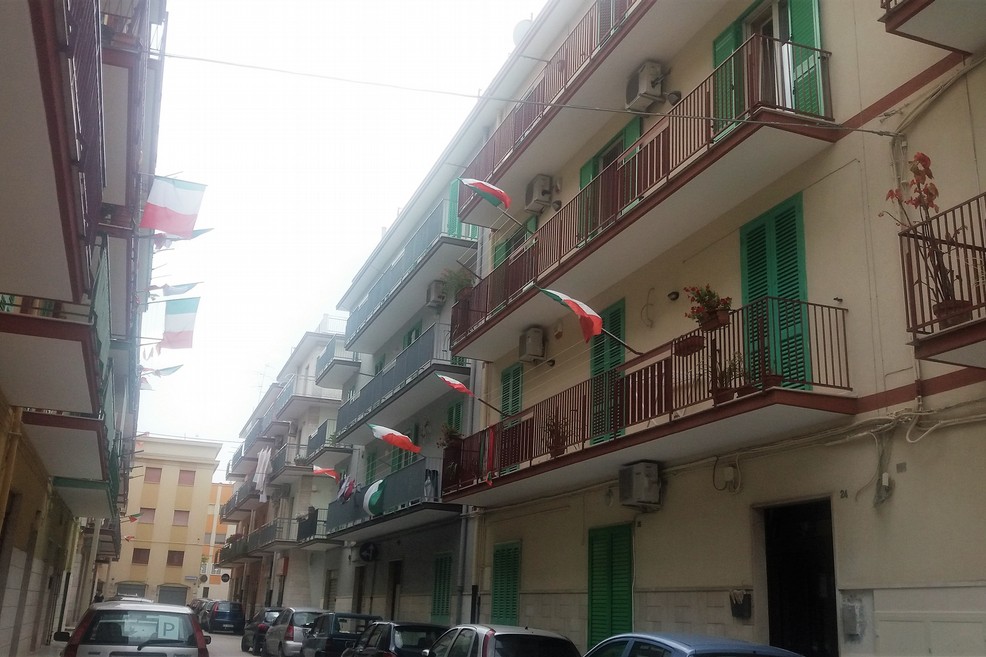 Bandiere in via Fiume. <span>Foto Gianluca Battista</span>