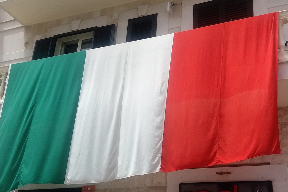 Bandierone tricolore nel quartiere Libertà. <span>Foto Gianluca Battista</span>