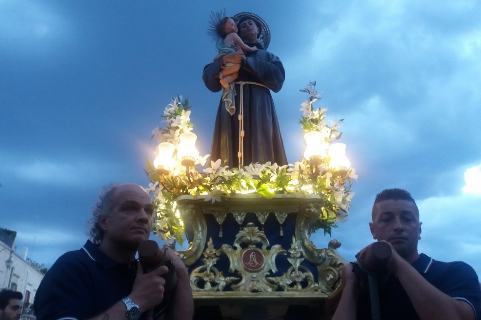 La statua di Sant'Antonio di Padova in Cala Porto. <span>Foto Gianluca Battista</span>