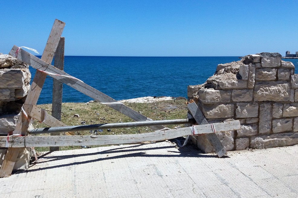 Il parapetto vandalizzato. <span>Foto Gianluca Battista</span>