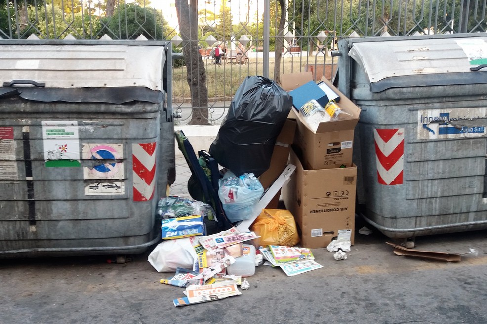Rifiuti in piazza Garibaldi. <span>Foto Gianluca Battista</span>