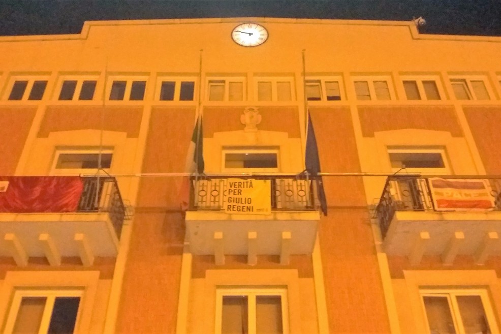Bandiere a mezz'asta su Palazzo di Città. <span>Foto Gianluca Battista</span>