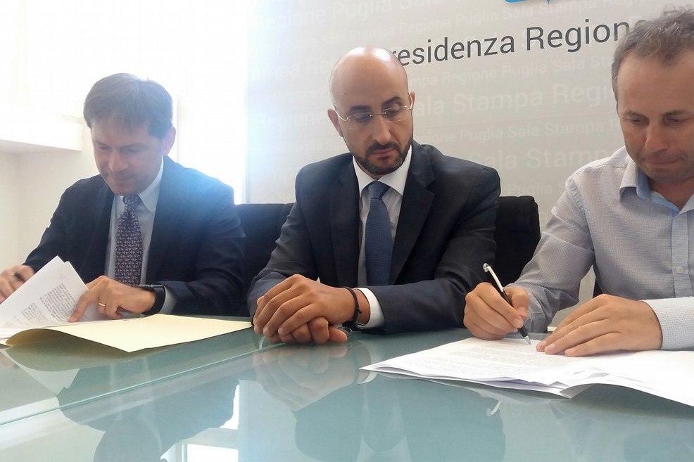 Montanaro e Depalma siglano l'accordo. <span>Foto Gianluca Battista</span>
