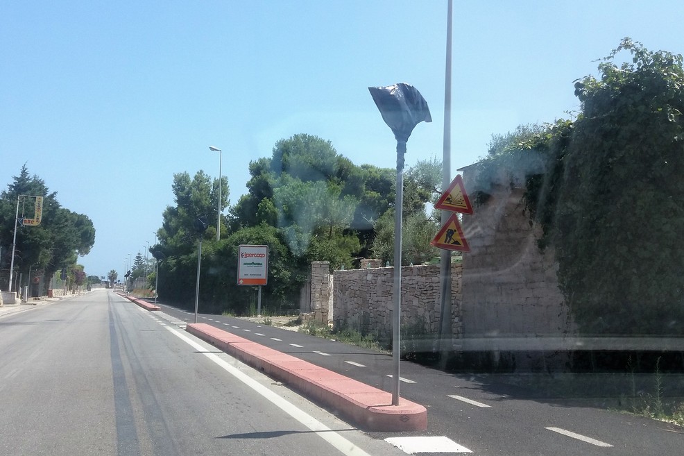 I cartelli coperti lungo la ciclovia