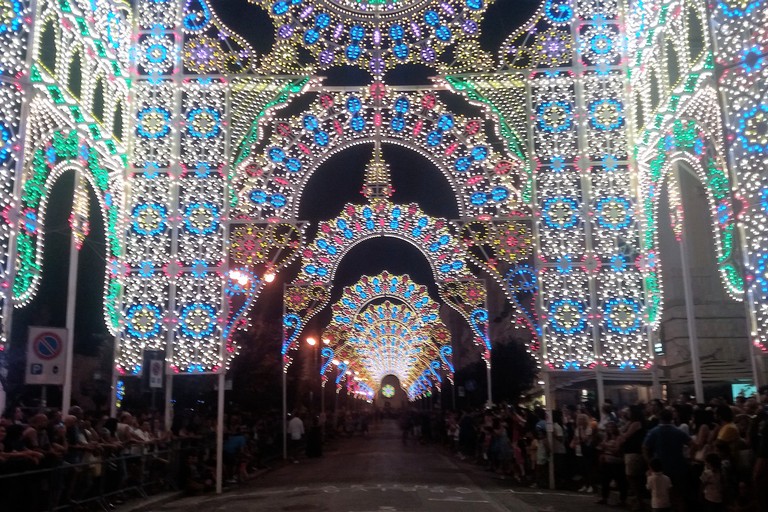 Le luminarie di qualche edizione fa. <span>Foto Gianluca Battista</span>