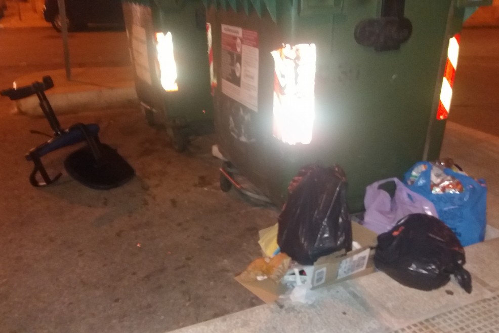 Una sedia abbandonata in via A.Gioia. <span>Foto Gianluca Battista</span>