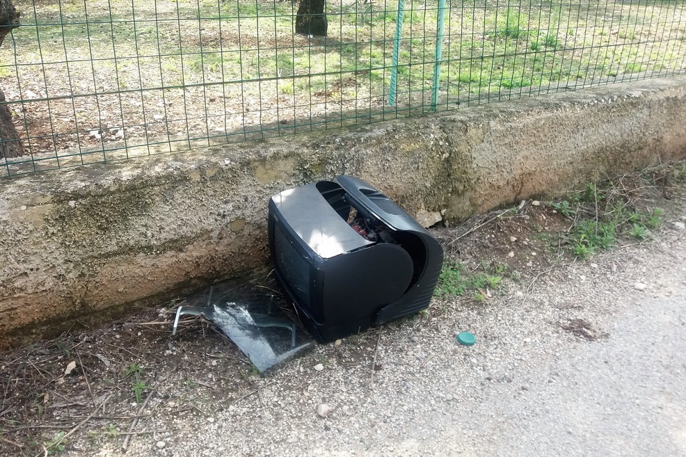 Il televisore abbandonato. <span>Foto Gianluca Battista</span>
