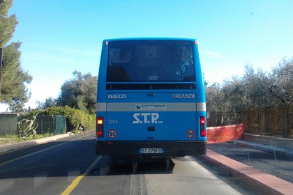 Un pullman della STP lungo la strada interessata dai lavori