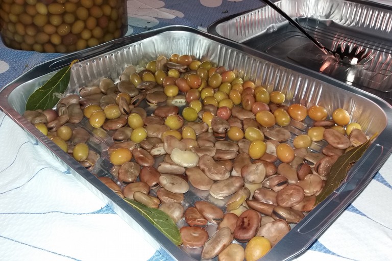 Fave e olive. <span>Foto Gianluca Battista</span>