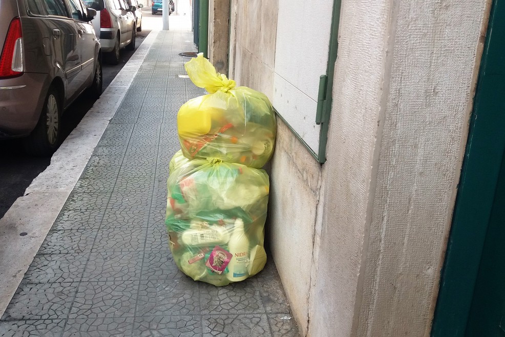 Ritardi nel ritiro della plastica. <span>Foto Gianluca Battista</span>