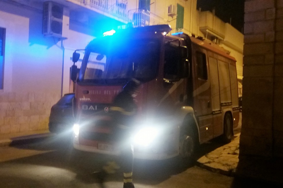 Il camion dei Vigili del Fuoco. <span>Foto Gianluca Battista</span>