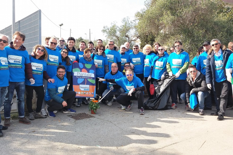 Foto di gruppo alle spalle della stazione
