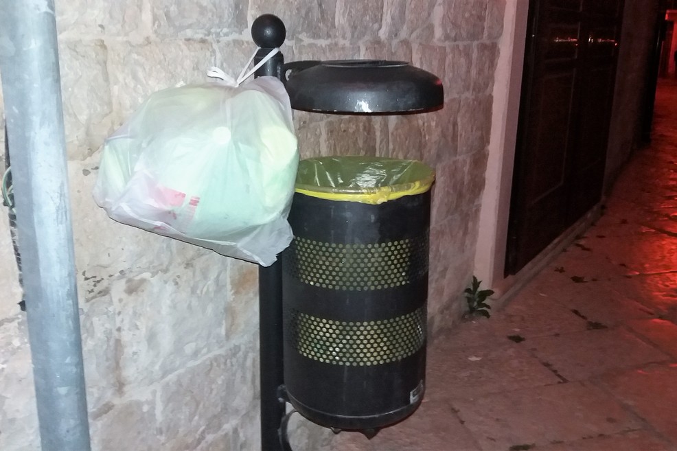 Sacchetti di indifferenziato abbandonati. <span>Foto Gianluca Battista</span>