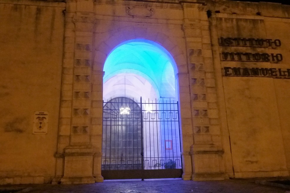 L'IVE si colora di blu. <span>Foto Gianluca Battista</span>