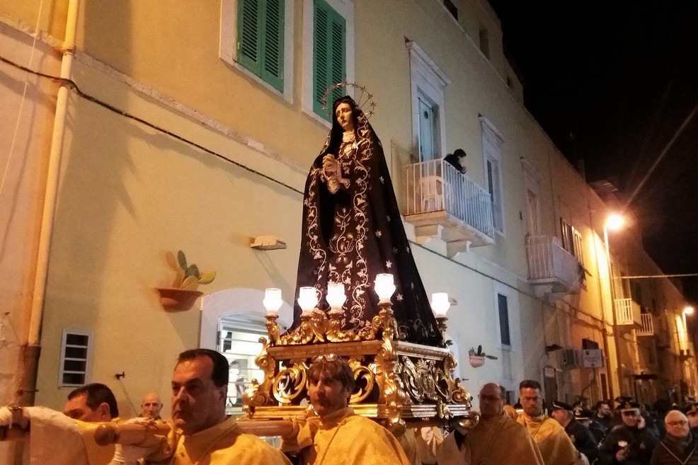 Il passaggio in via Gioia. <span>Foto Gianluca Battista</span>