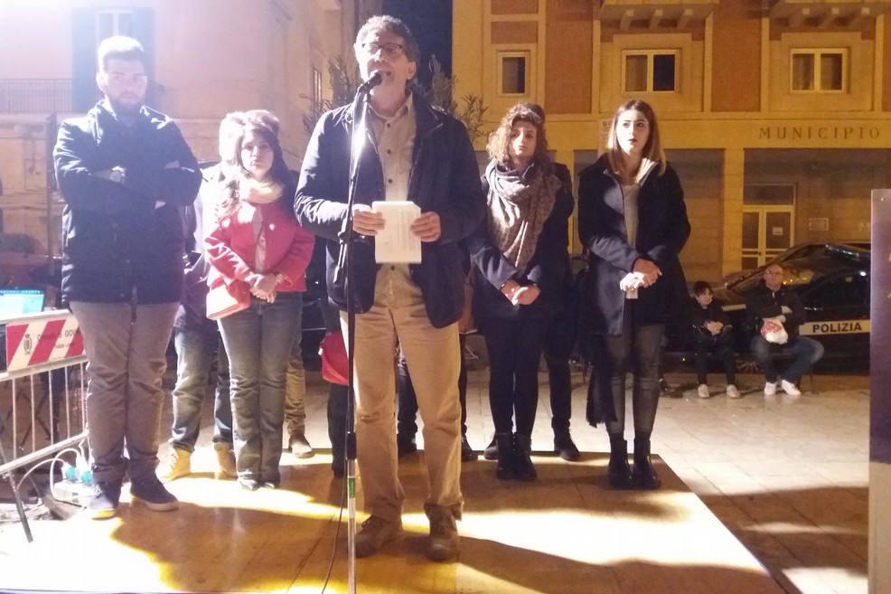Antonello Natalicchio durante il suo primo comizio. <span>Foto Gianluca Battista</span>