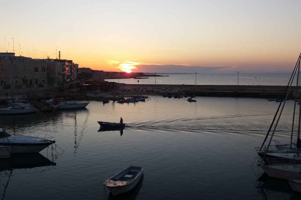Il porticciolo al tramonto. <span>Foto Gianluca Battista</span>