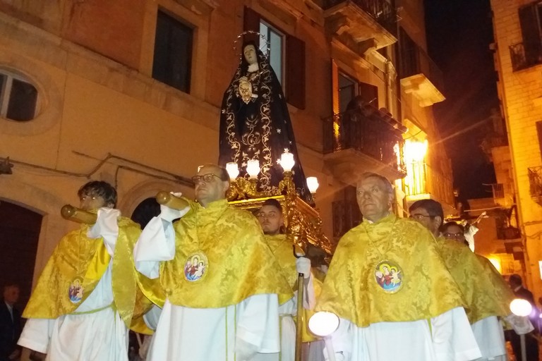 L'Addolorata transita nel borgo antico. <span>Foto Gianluca Battista</span>