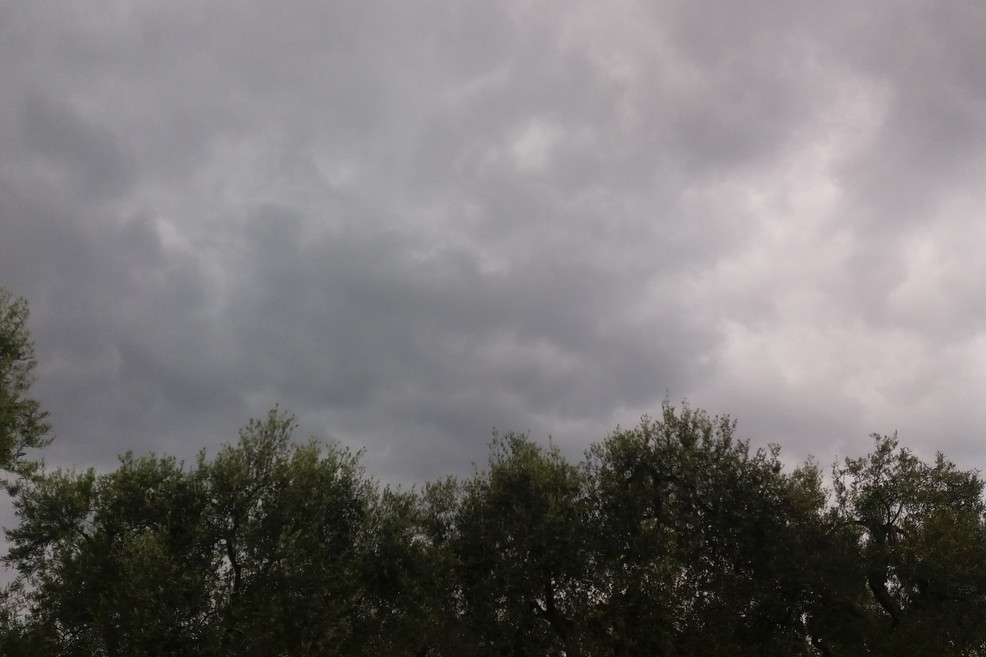 Nuvole minacciose in campagna