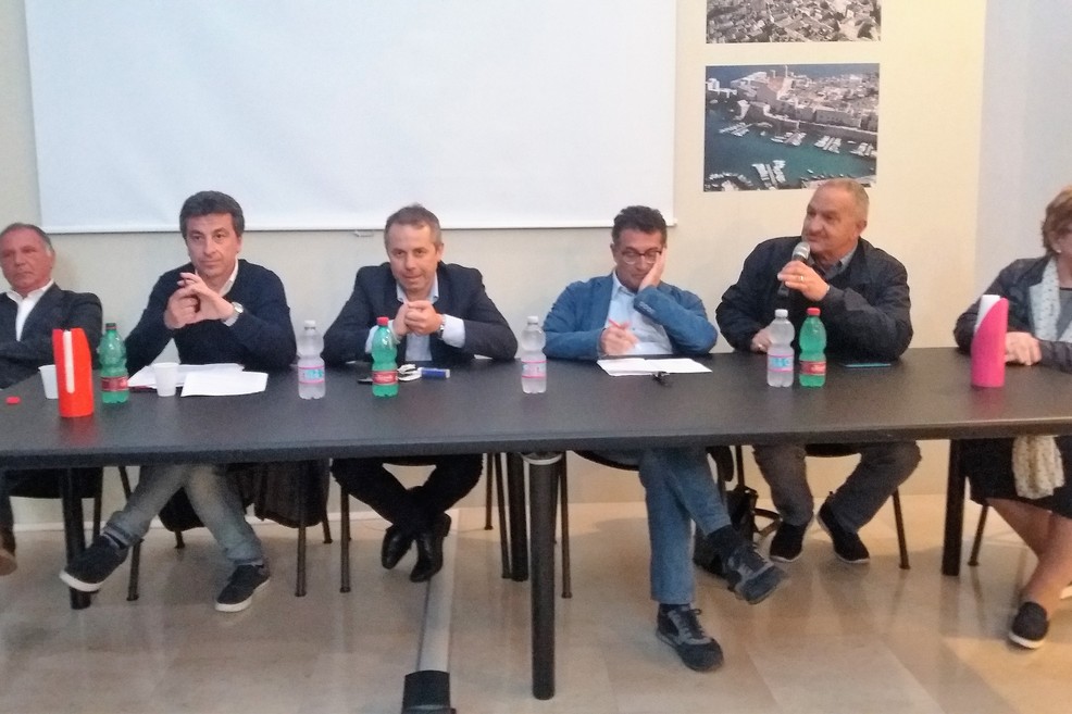 Il tavolo del confronto
