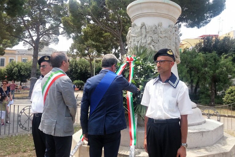 Una corona per i Caduti. <span>Foto Gianluca Battista</span>