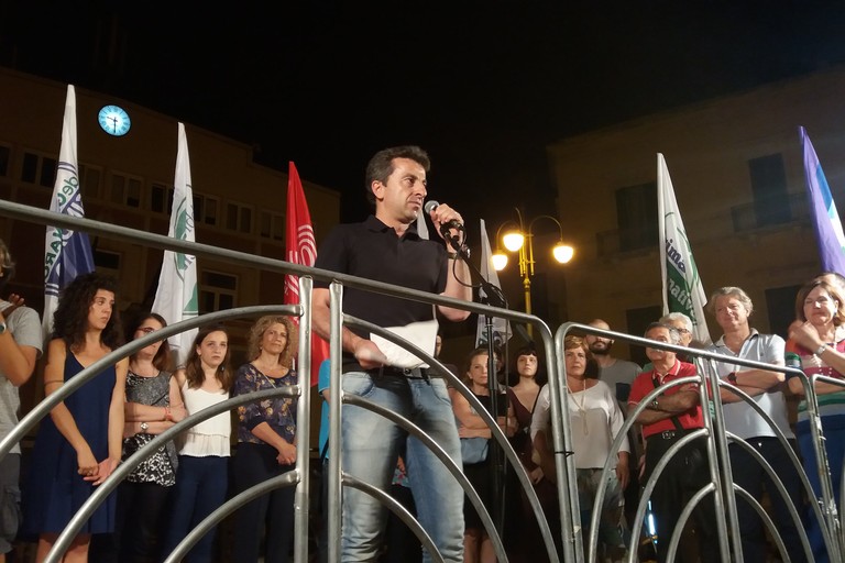 Daniele de Gennaro in piazza. <span>Foto Gianluca Battista</span>