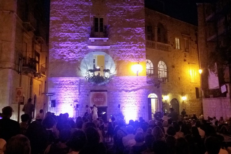 Spettacolo di versi, musica e luci in piazza Benedettine
