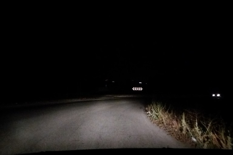 Solo i fari dell'auto ad illuminare lo svincolo