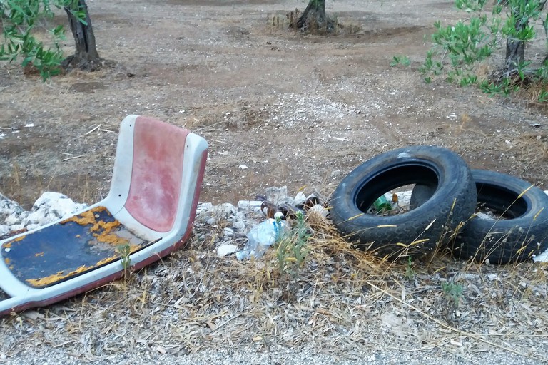 Abbandono selvaggio in campagna. <span>Foto Gianluca Battista</span>