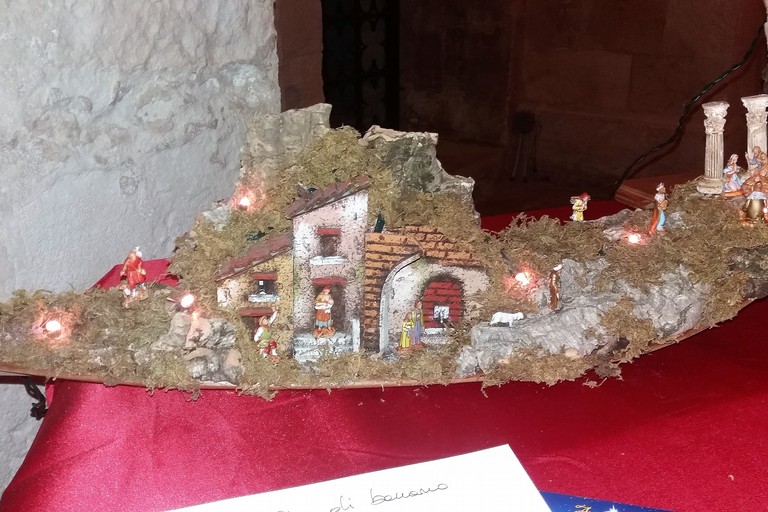 Un presepe su foglia di banano. <span>Foto Gianluca Battista</span>