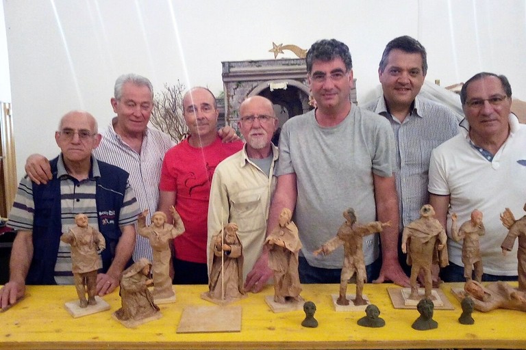 Foto di gruppo con alcune sculture