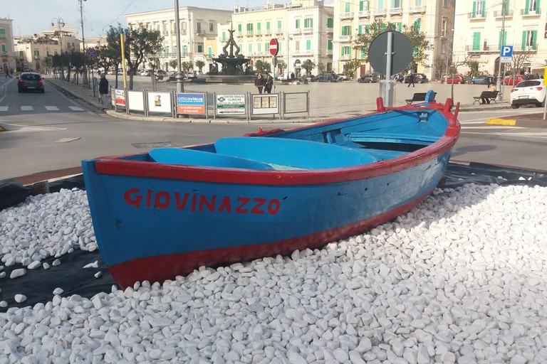 La barca sulla rotatoria. <span>Foto Gianluca Battista</span>