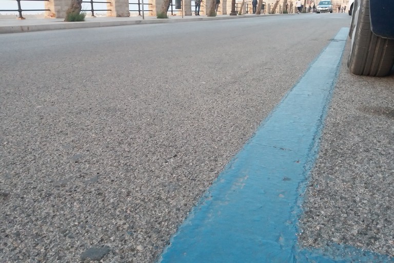 Strisce blu sul lungomare